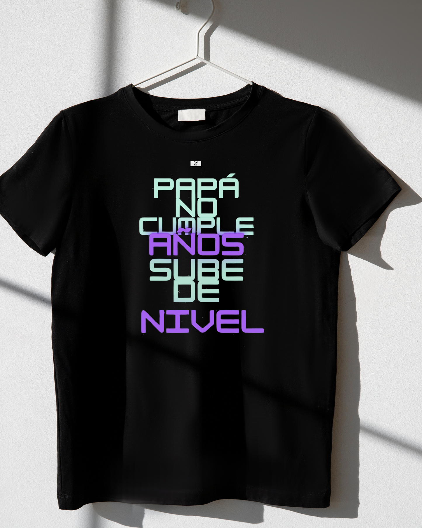 Camiseta de manga corta- "Papá no cumple años"