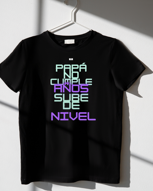 Camiseta de manga corta- "Papá no cumple años"
