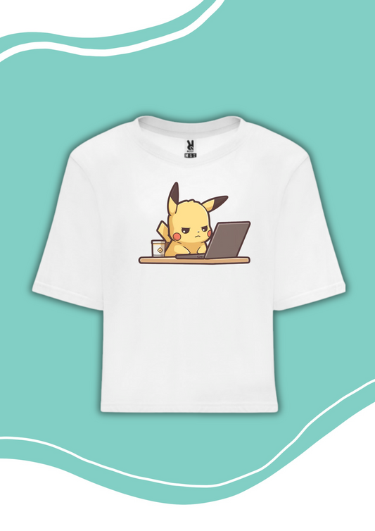 Camiseta crop Pikachu con portátil